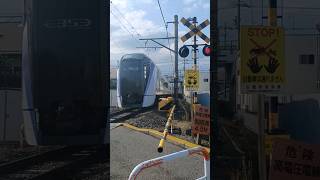 JR東日本の大糸線E353系特急あずさ46号新宿行きが豊科駅を出発とミュージクホーン1回