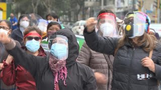Continúa protesta de médicos peruanos por recursos para enfrentar la pandemia | AFP