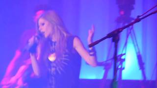 Avril Lavigne -What The Hell/ Sk8er Boi (The Black Star Tour- Live in Singapore Concert 2011)