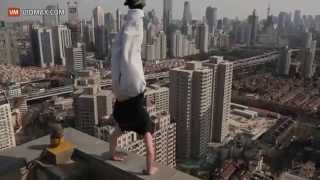 Guy does an insane handstand on the edge of a 40 story building