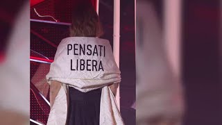 Sanremo 2023, la stola "Pensati libera" di Chiara Ferragni diventa un meme