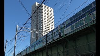 三河島駅の高架下から見上げる上野東京ライン常磐線下りE531とタワーマンションのアトラスブランズタワー三河島