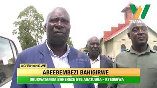 AGEIHANGWE: Abeebembezi bahigirwe okukwatanisa kuheereza gye abatuura.