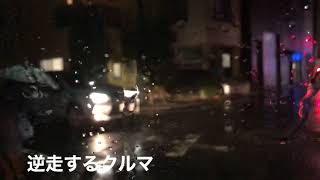 一方通行を逆走する車