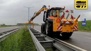 Herder Vangrailmaaier aan het maaien in de regen