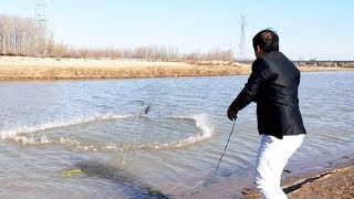 黄河落水，农村小伙岸边撒网，巧遇大甲鱼岸边晒太阳，发财了