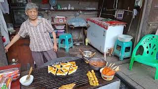 贵州遵义，老婆婆烤豆腐，2元一块，撤上辣椒面加上折耳根，够味