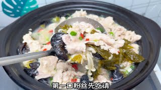 如果一个人没胃口吃饭，那就做酸菜肉片煲，汤微酸肉嫩滑