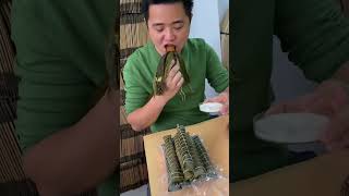 Alkaline rice dumplings with sumac, dipped in sugar to eat. Alkalisch Water Zongzi．碱水水粽子 #shorts#eat