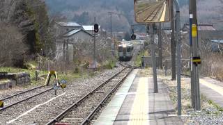 JR釜石線・岩手上郷駅を通過する上り快速電車2012.04.25