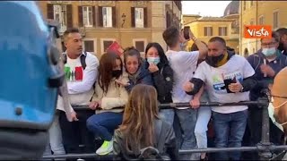 «Non lavoriamo da un anno, così si muore», la disperazione di un manifestante a Montecitorio