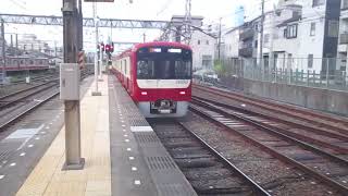 【能見台～京急蒲田間急行運転】京急本線エアポート急行羽田空港行き京急新1000形1445編成(一部リニューアル・機器更新車)+1890番台1894編成(L/Cシート・トイレ付)8両　神奈川新町駅発車