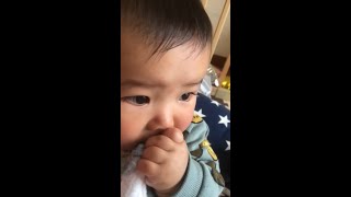 【7か月赤ちゃん】眠たくてチュパチュパとニギニギを同時にする赤ちゃんSleepy baby#shorts