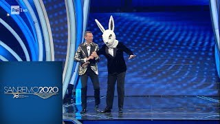 Sanremo 2020 - Fiorello irrompe al Festival vestito da coniglio