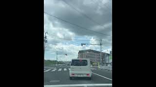 前の乗用車停止線守らな大型トラックが来たら曲がられへんのちゃうの💢