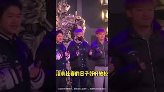 王楚钦玩得开心，新发色太显眼了，和好兄弟合影留念#王楚钦