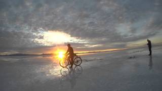 ウユニ塩湖の朝日　高橋せんまるの自転車世界一周 | 生中継