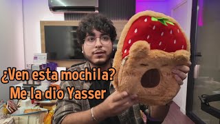 Aquino muestra el regalo que le dio Yasser :3