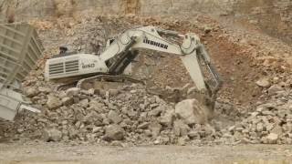 Liebherr R9150 feeding crusher