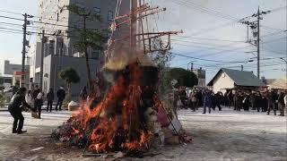 「新田神社 左義長祭」南北朝時代の南朝方武将新田義貞の戦没地(藤島の戦い)。もともと藤島神社のあった場所で本宮跡＝旧飛地境内地の祠。ぜんざいの振舞い、餅焼きなど有る。福井市新田塚町2025年1月12日