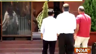 Arvind Kejriwal Reaches PMO to Meet PM Modi - India TV