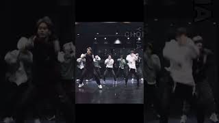 -я когда учила эти хоряги, все кости себе переломала☠️ #straykids #danceshorts #shorts