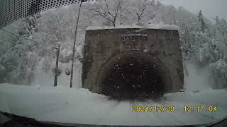 2024.12.29 とてつもない降雪の中、国道303号線坂内から八草トンネルへ　深い積雪でFF車ではかなり不安‥‥スタックしたらおしまい