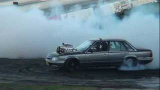 BLOWN V8 COMMODORE ( CUTSIK ) BURNOUT AT THE STREET MACHINE NATIONALS 15.5.2011