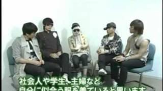 빅뱅 - TOP and Seungri playing in the middle of Interview