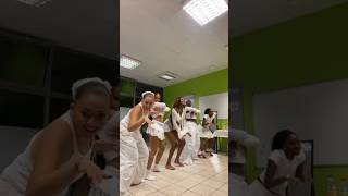 Ronisia danse sur le son de Tiakola