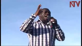 Besigye atutte kampeyini z'okulwanyisa ekibbattaka e Mityana