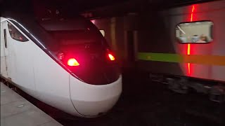 408次樹林發車開往台東的超優質直達EMU3000型十二輛編組EMU3017皮蛋豆腐騰雲號綠色帶新城際自強號列車，和1127次基隆發車開往苗栗的銀綠色微笑號EMU900型十輛一編組EMU921區間車