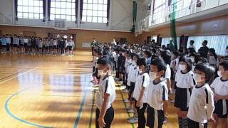 小笠北小学校全校合唱「夢の世界を」