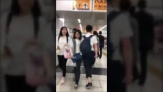 新宿駅で目撃された、すれ違いざまに女性に「タックル」を繰り返す人物（ユーザー提供）