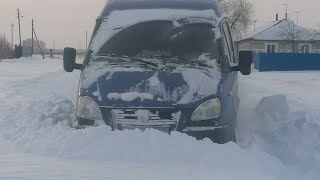 Разгребаю последствие снежной бури.