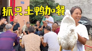 二嫂抓只土鸭去小玉家吃饭，婶婶教授腌制酸鸡脚配方，今晚有口福【农家洁子二嫂】