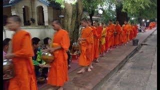 ラオス/ルアンパバーン托鉢 Sep.2018 -  Monk's begging  in Luang Prabang LAOS 2018