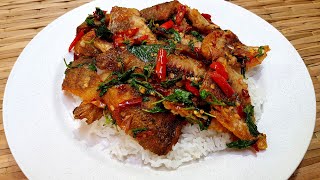 1045 ผัดกะเพราปลาสลิดกรอบ เผ็ดร้อนหอมใบกะเพรา ทานกับข้าวสวยร้อนๆ Stir Fried Basil with Gourami Fish