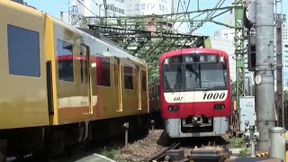 平日日中の京急本線品川～北品川間に架かる八ツ山橋踏切にて（字幕入り）