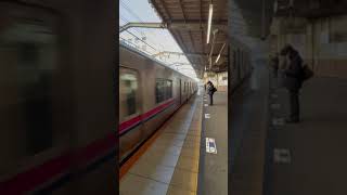 【京王線到着動画】聖蹟桜ヶ丘駅に到着する特急の9000系　#Shorts