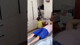 爸爸的呼噜声震耳欲聋，看我拿假蛇整整你！ #funny #萌娃 #baby #搞笑