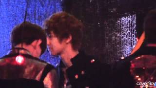 【FANCAM】120613 대기 중 찬열 : 백현이와 오예 삼매경:) (ChanYeol)