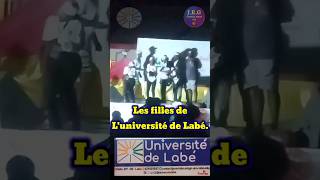 Regardez le show des filles à l'université de Labé.