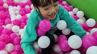 東京あそびマーレでボールプールではしゃぐたっくん。Tokyo Asobimare. Ball pool. 2025年1月12日。