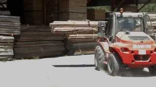 ROUGH TERRAIN FORKLIFT LOADING TIMBER