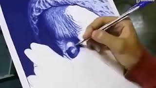 Il dessine une femme  age  au stylo bic magnifique!!!!!!