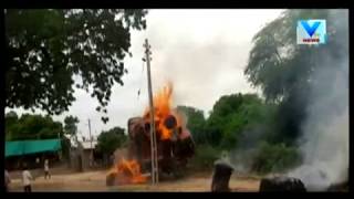 Banaskantha: Truck loaded with fodder catches fire from running electricity wire | Vtv News