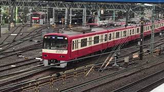 京急線金沢文庫車検区の車庫に停車中の、エアポート急行羽田空港行き600形655-4〜1と1000形436〜433編成！11Dエアポート急行羽田空港行き600形605-8〜1編成が金沢文庫駅へ発車！到着