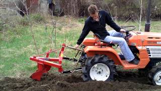 Kubota B1200 traktorek ogrodniczy. Regulacja pług jednoskibowy.  www.akant-ogrody.pl