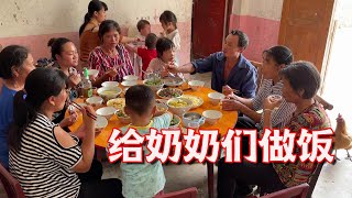 Four grandma came to see her mother-in-law, Xiaoxi and her younger siblings were cooking